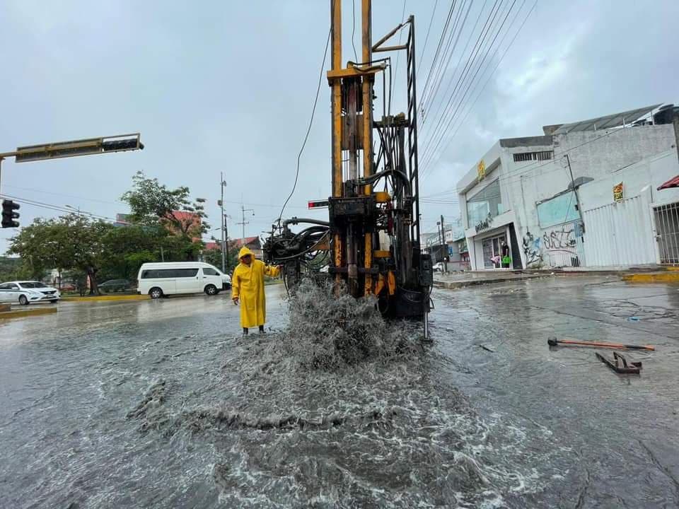 Ante las lluvias, brigadas realizan trabajos preventivos en Cancún