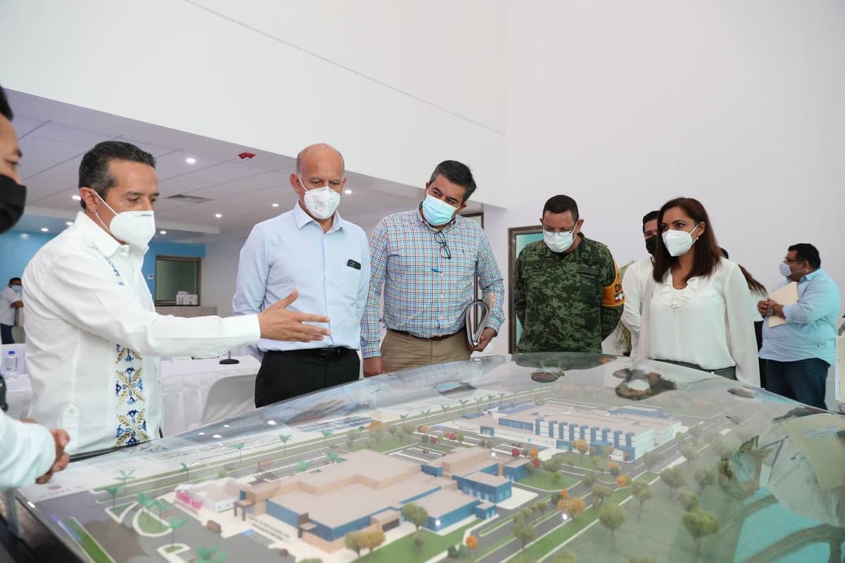 El gobernador Carlos Joaquín y el director general del INSABI Juan Ferrer Aguilar supervisan dos hospitales