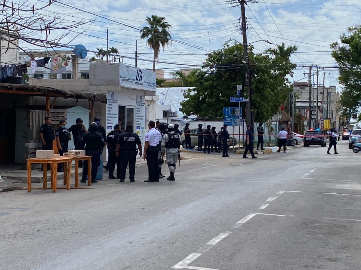 Balean a policías de Playa del Carmen que impidieron asalto a turista afuera de hotel