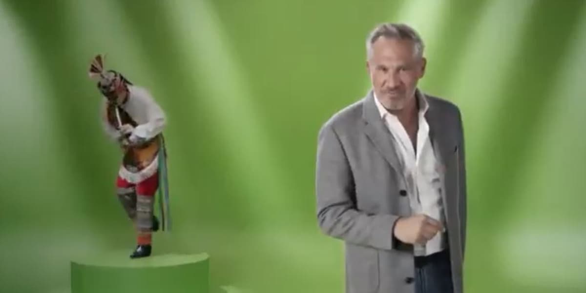 Tunden a Arath de la Torre en redes por burla en comercial sobre Voladores de Papantla