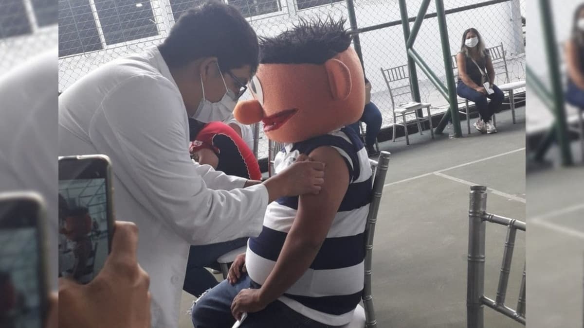 Se disfraza de Enrique de Plaza Sésamo para recibir la vacuna Covid-19, en memoria de su hijo