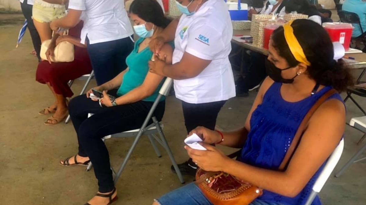 Invita Chepe Contreras a jóvenes a vacunarse contra el Covid en Bacalar