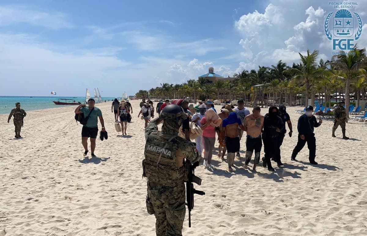 Efectúan fuerte operativo policiaco en playa de Playacar; hay varios detenidos