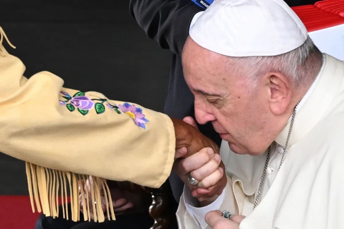 Papa Francisco visita Canadá para ofrecer disculpas por abuso a indígenas en internados católicos