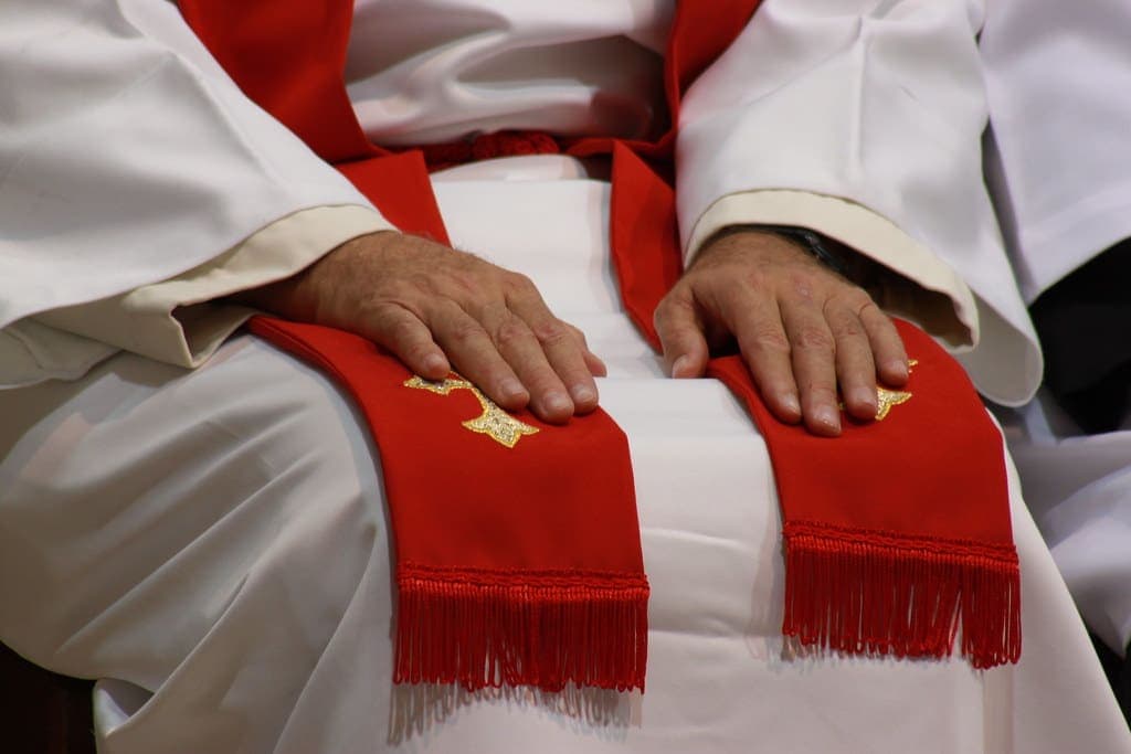 Asaltan casa de monseñor en Cancún y roban relojes de alta gama