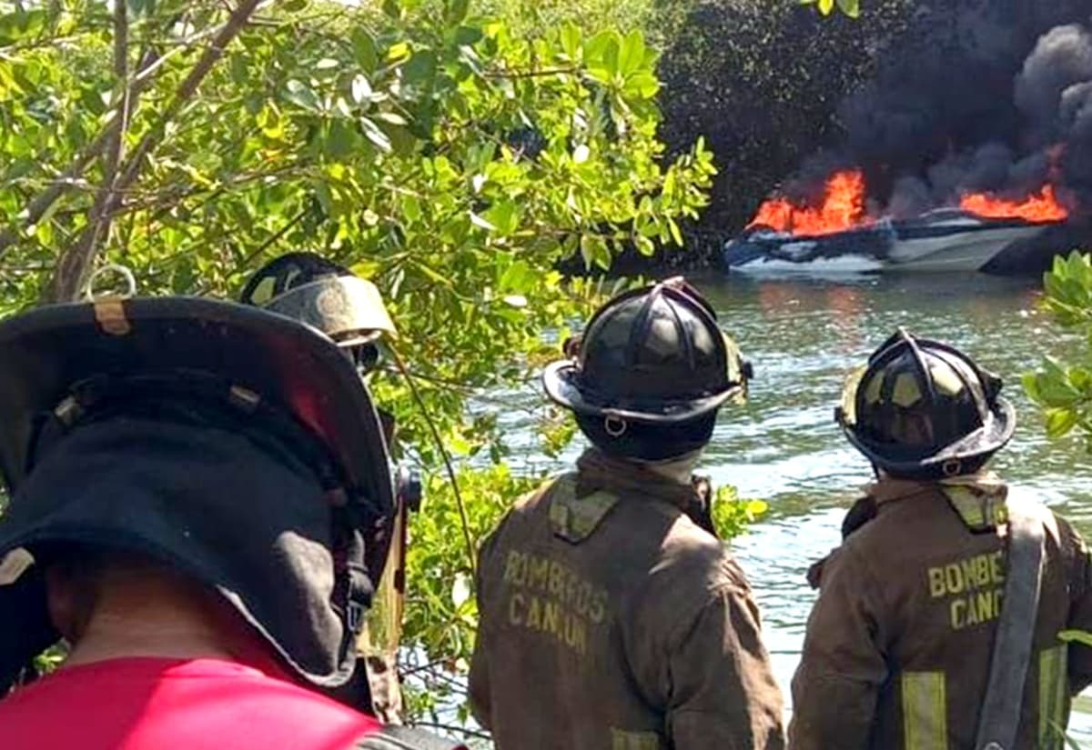 Video: Fuego consume el cuarto yate del año en la laguna Nichupté de Cancún