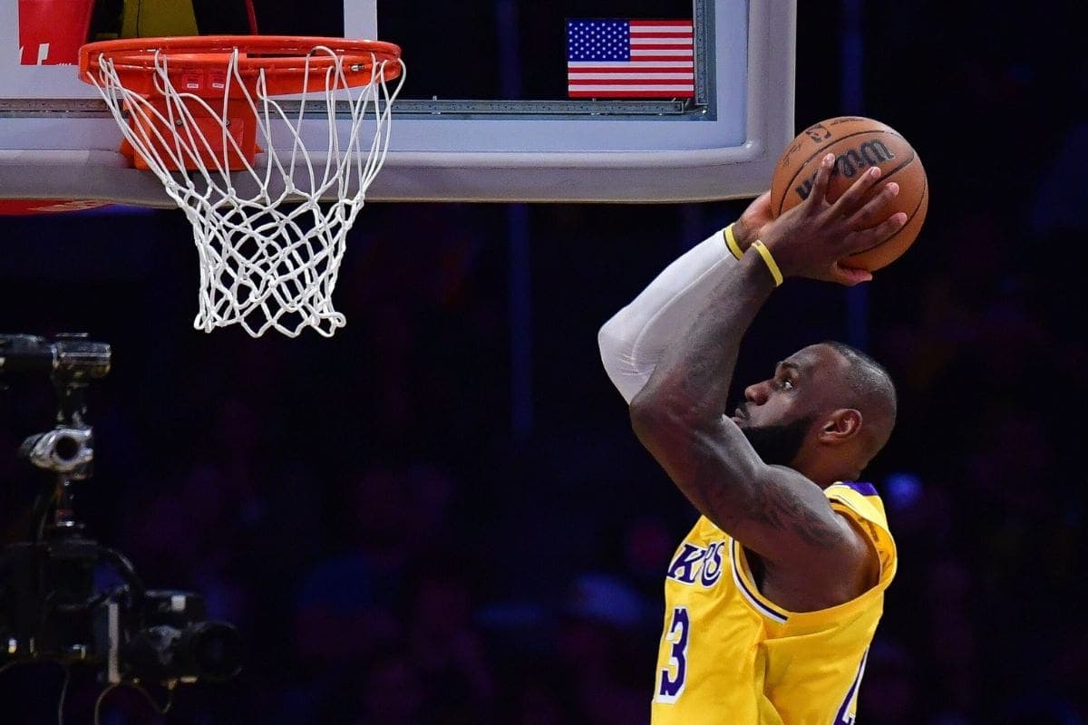 LeBron James rompe récord y se convierte en el primer basquetbolista en jugar 23 campañas