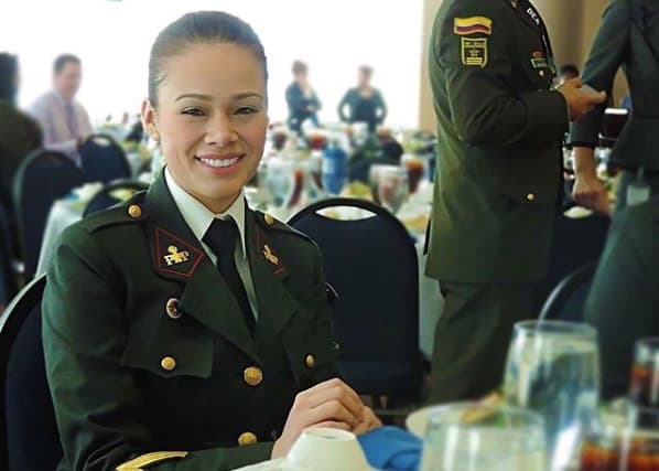 Policía se vuelva famosa por reto viral y es sancionada