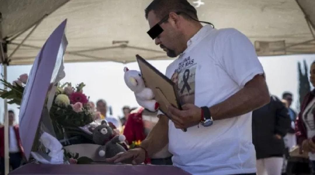 Feminicida acude al funeral de su víctima con una playera de "Ni una más"