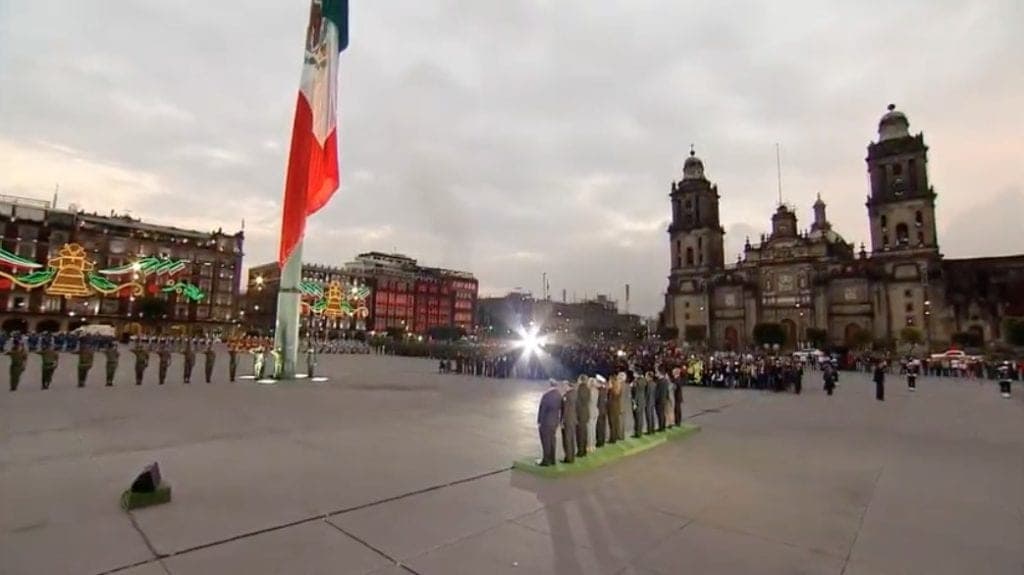 Presidente López Obrador iza bandera a media asta por víctimas del 19-S