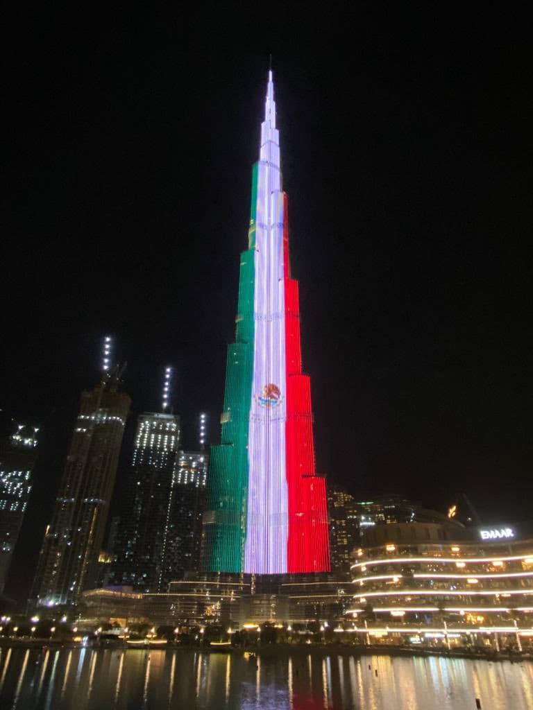 Celebran a México en Dubái iluminando el edificio más alto del mundo, Burj Khalifa con la bandera tricolor