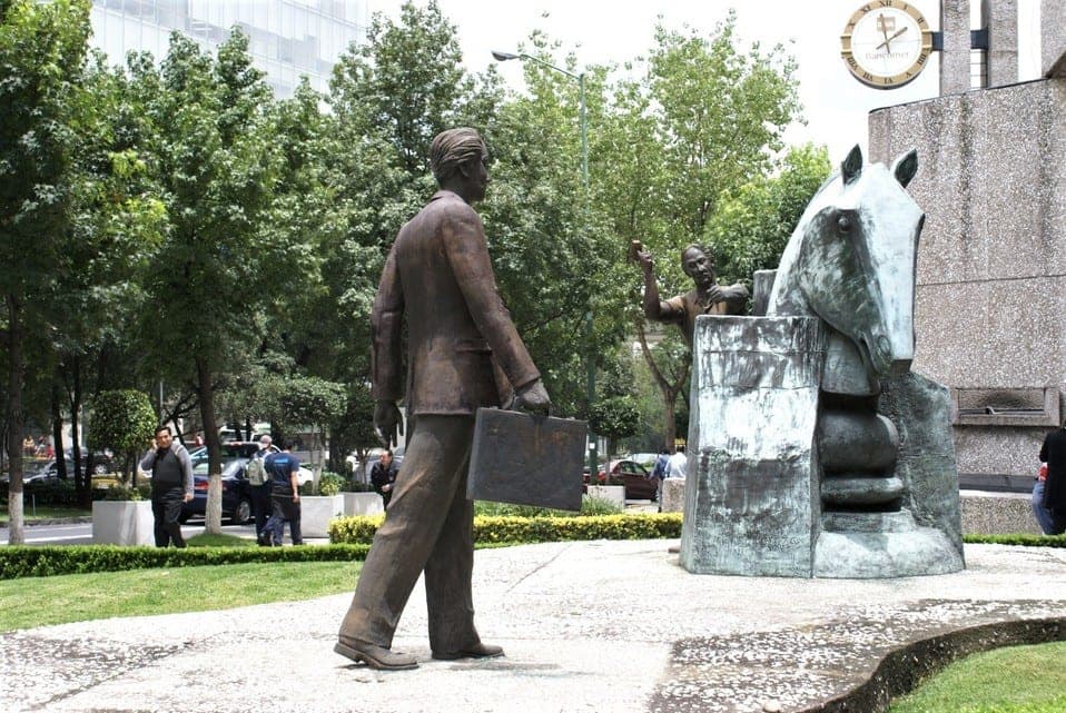 Volverá a estar de pie 'El hombre del portafolio' del escultor Miguel Peraza en la CDMX