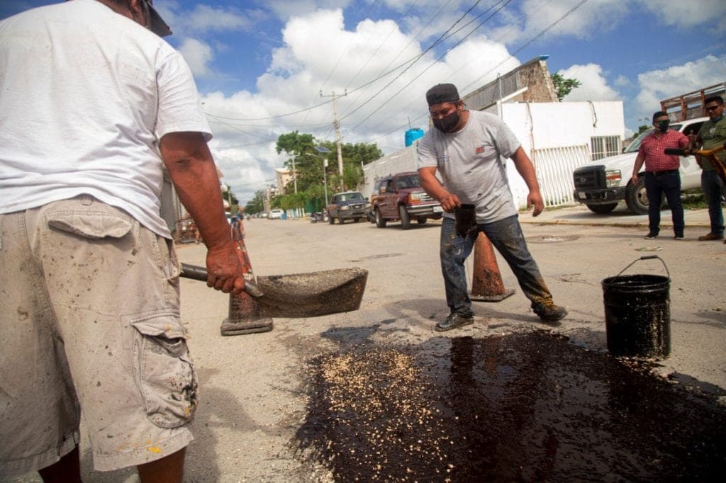 Pavimentan calles afectadas por el paso de fenómenos meteorológicos en Tulum