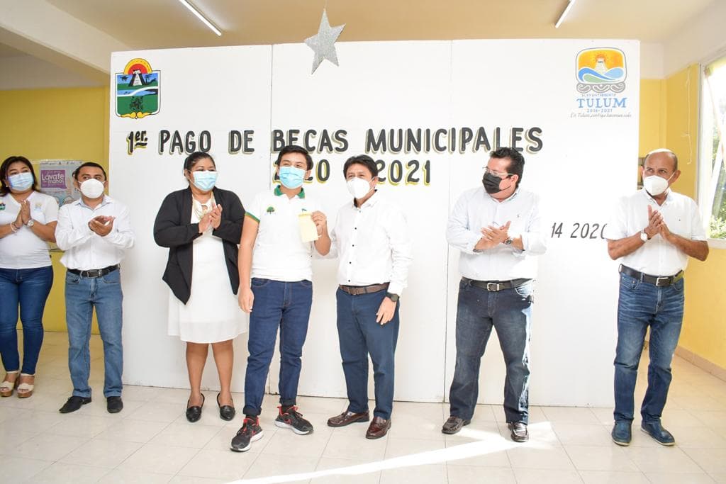 Entregan en Tulum becas escolares a estudiantes desde primaria hasta universitarios