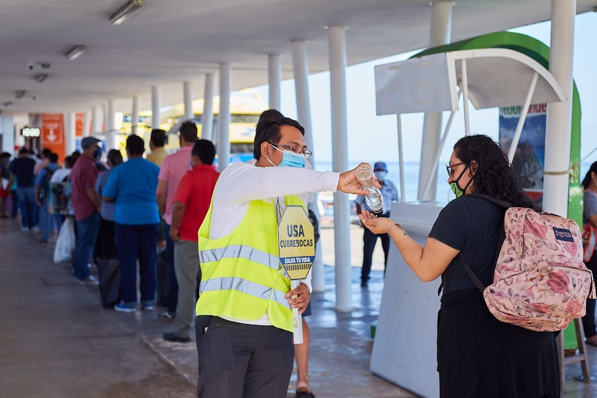 Advierten multas y hasta arrestos a pasajeros que estén sin cubrebocas en muelle de Cozumel