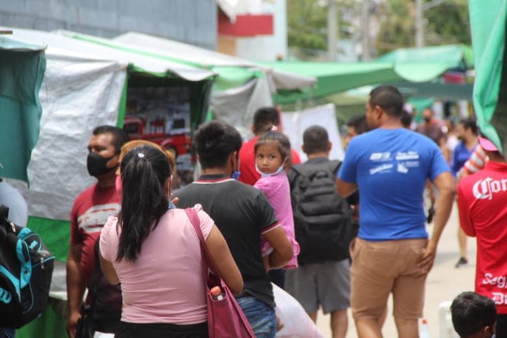 Padres exponen a su hijos al COVID-19 en los tianguis más populares de Cancún