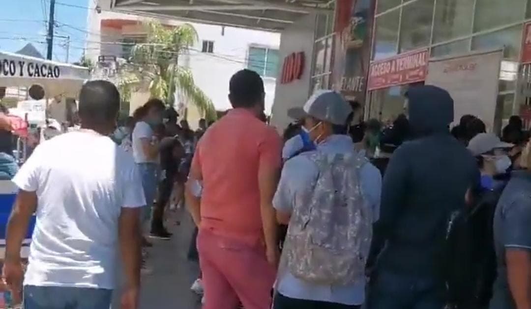 Video: Largas filas en ADO de Playa del Carmen; no pueden votar en casilla especial