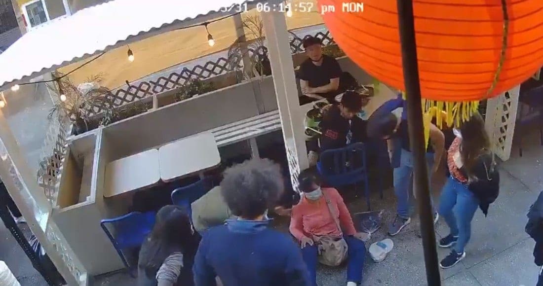 Video: Otro ataque racista en NY; sujeto golpea en el rostro a mujer asiática