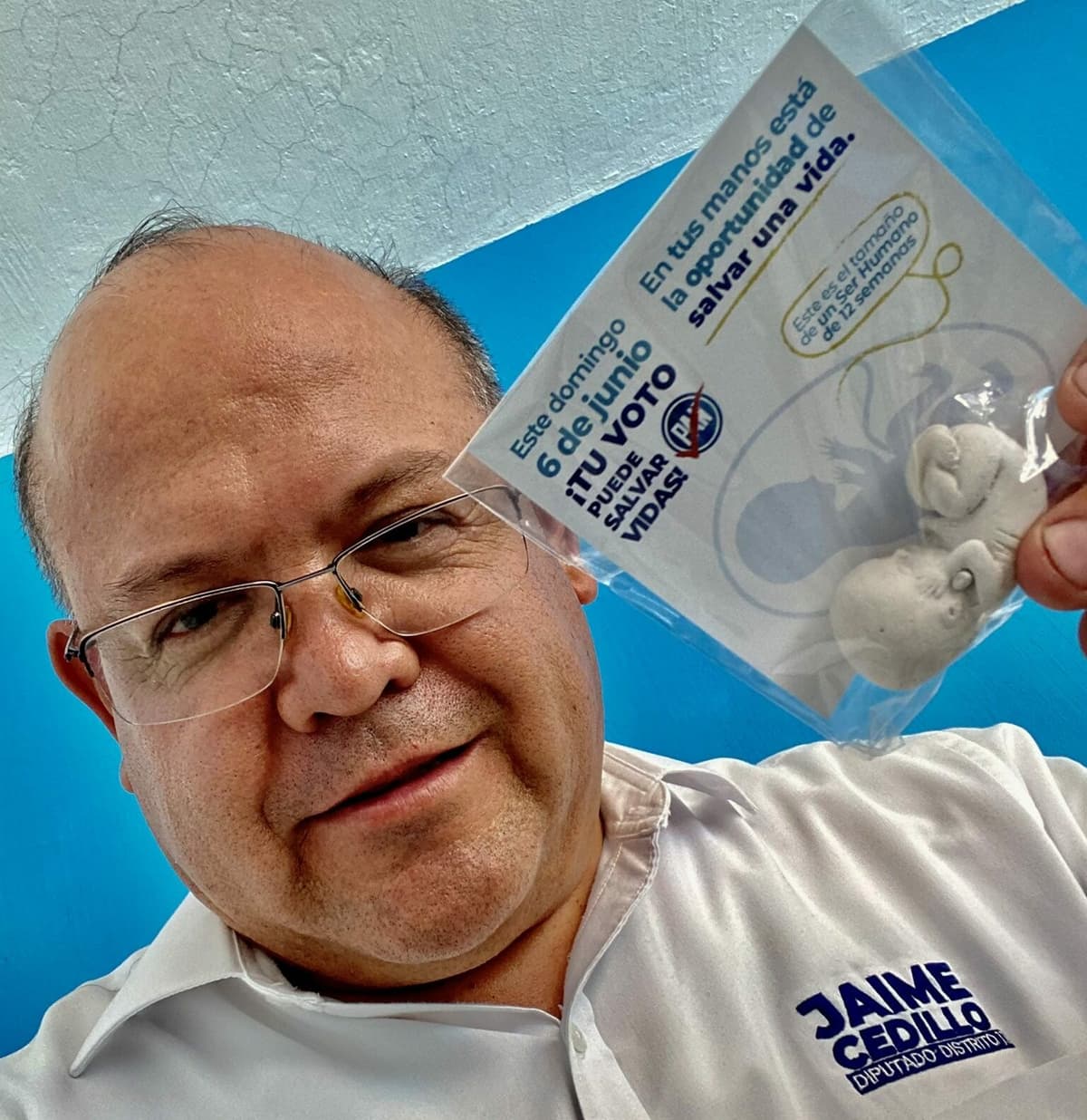 Candidato panista entrega figuras en forma de feto para pronunciarse contra el aborto