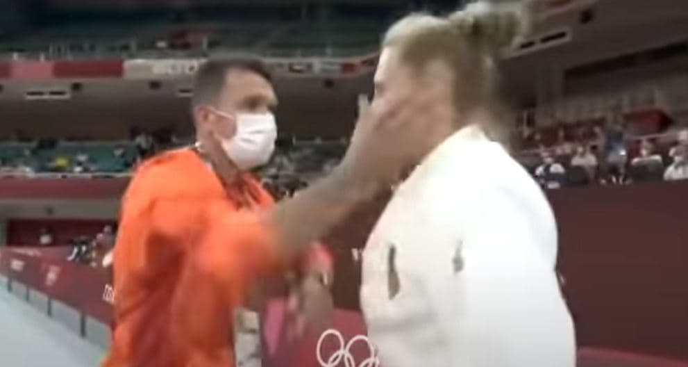 VIDEO: Entrenador cachetea a deportista en Tokio y le llueven críticas