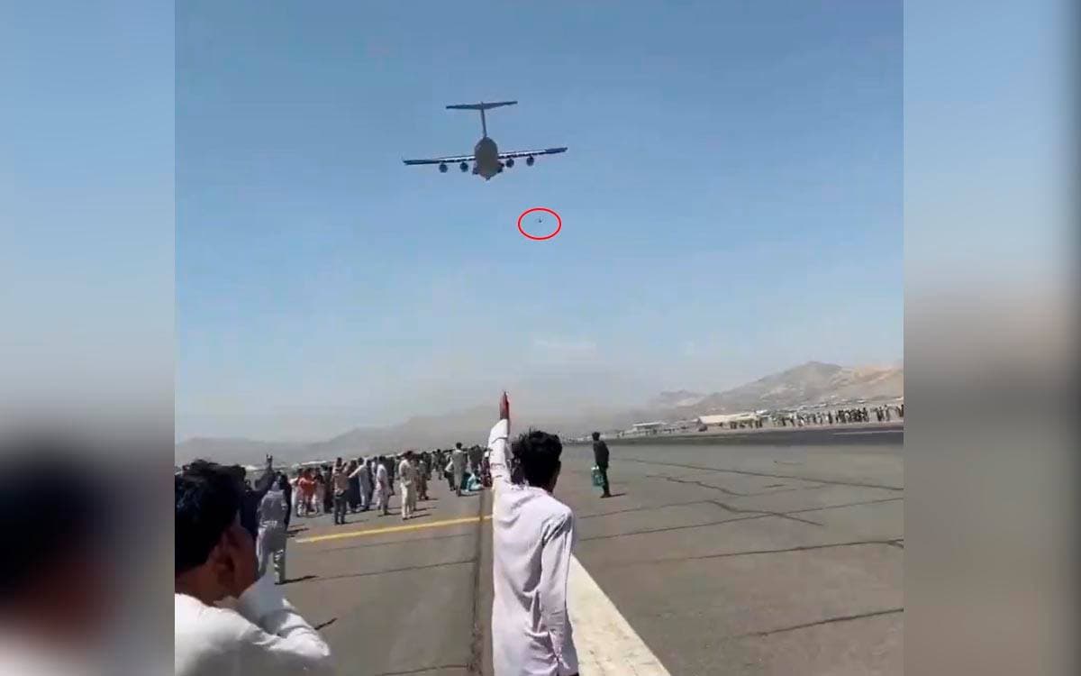 VIDEO INÉDITO: Momento exacto en que caen personas colgadas de avión militar en Kabul tras su despegue
