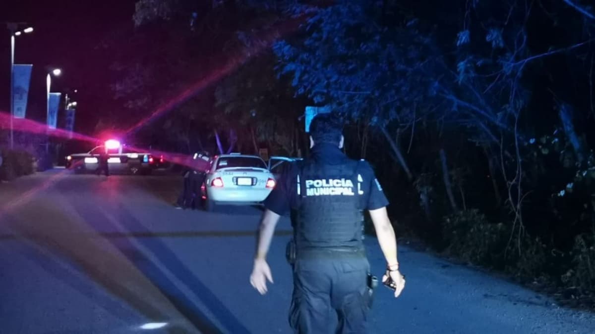 VIDEO: Turista difunde extorsión de policías de Playa del Carmen