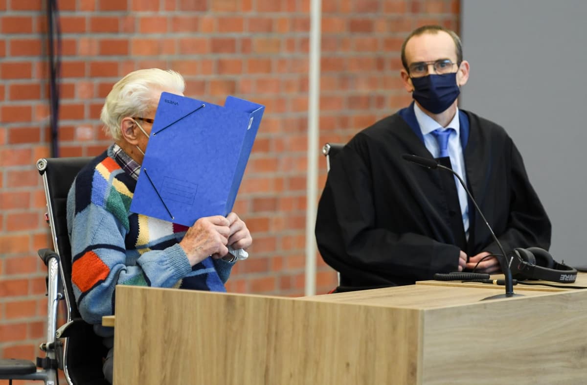 Juzgan a ex guardia de la SS en Alemania; asiste sobreviviente al Holocausto