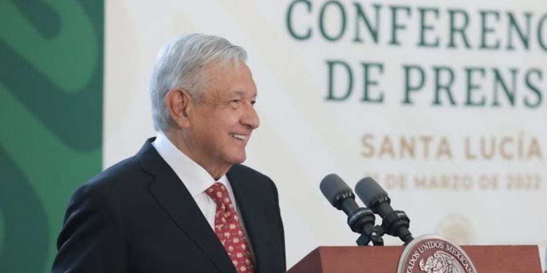 Video: AMLO se burla de Chumel Torres porque aseguró que no acabarían el AIFA