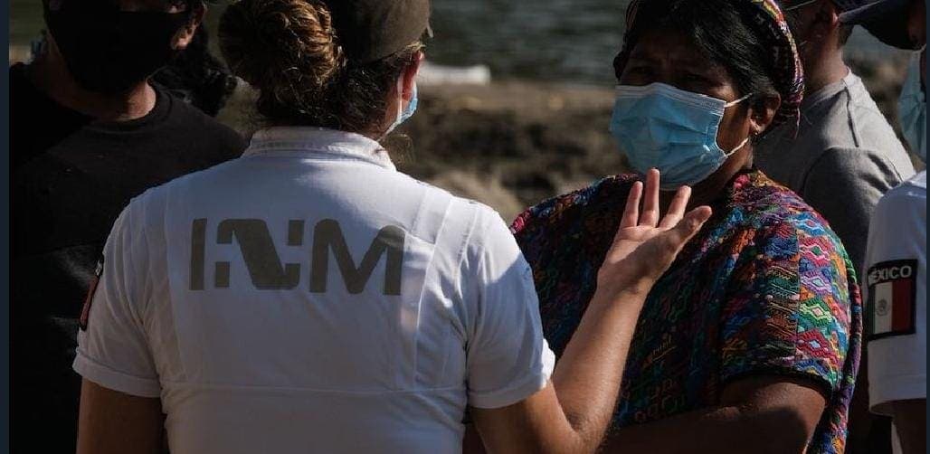 Ex funcionaria de Migración denuncia despido por ayudar a pareja deportada