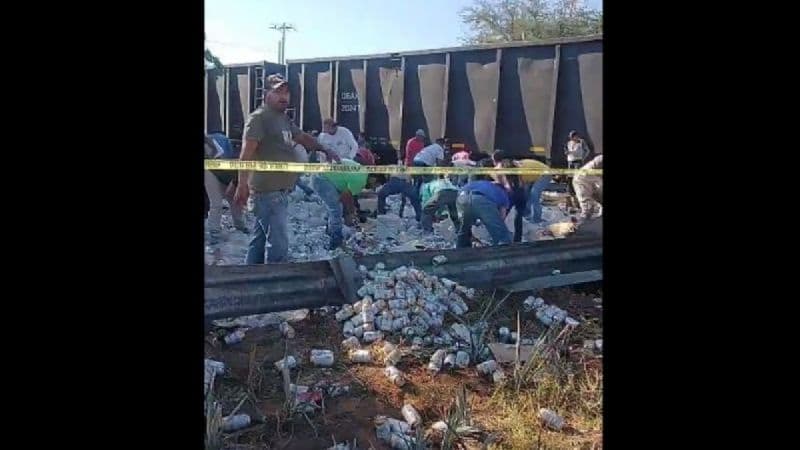 Impacta tren contra tráiler cargado de cerveza y se desata la rapiña