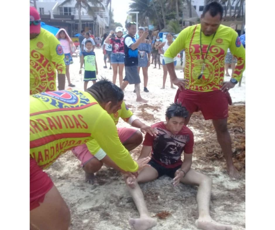 Rescatan a bañista de morir ahogado en Playa del Carmen