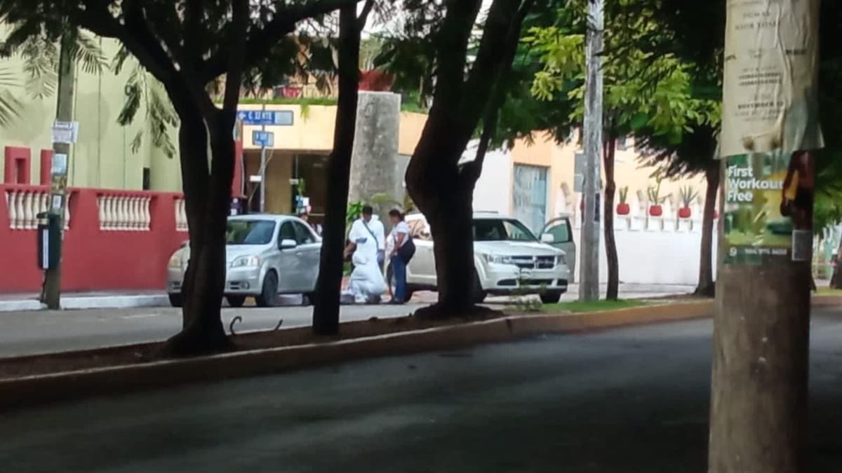 Abandonan auto con un cuerpo en la cajuela, en la avenida 10 de Playa del Carmen