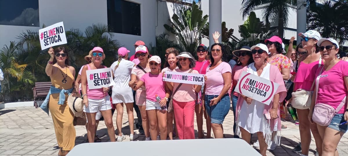 Gente de Playa del Carmen defiende al INE; se opone al plan B del presidente