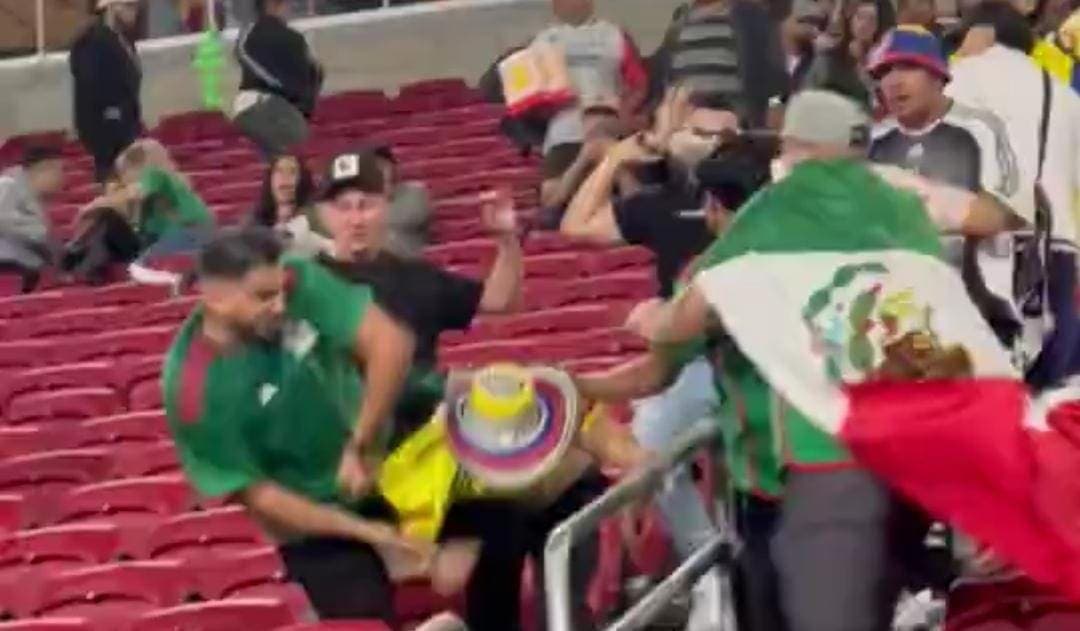 Video: Aficionados se agarran a golpes en las tribunas en el México vs Colombia