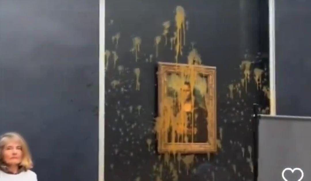 Video: Activistas arrojan sopa al cuadro de la Mona Lisa en el Museo del Louvre