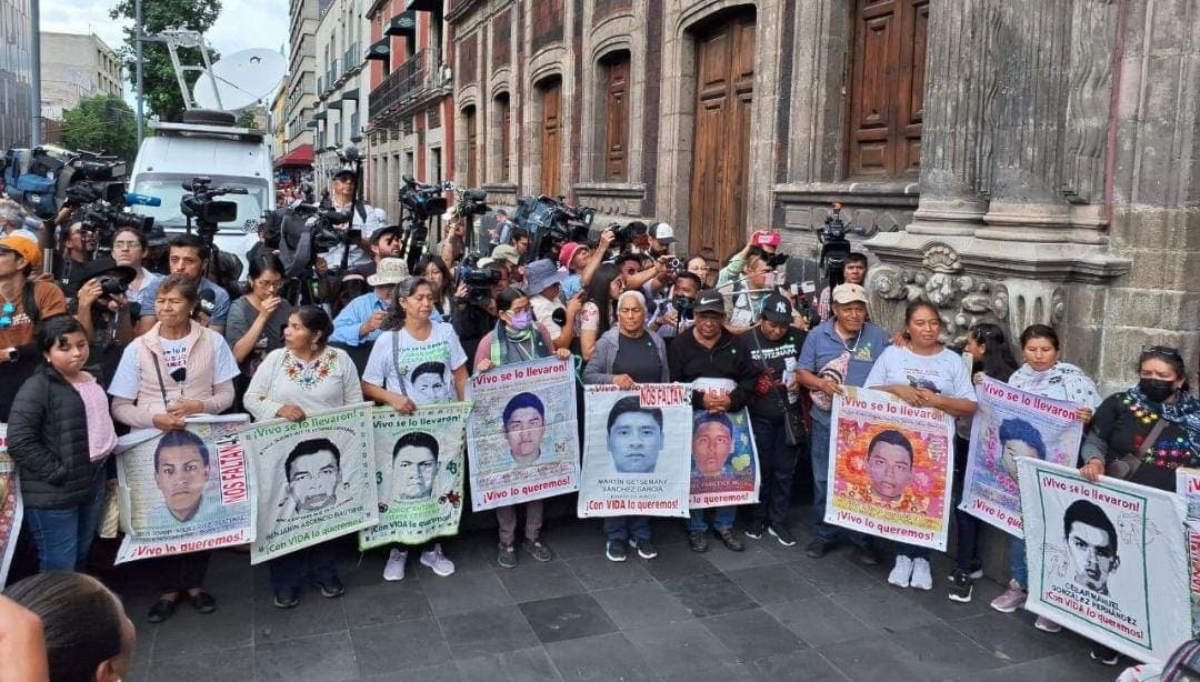 Video: Padres de los 43 de Ayotzinapa se reúnen por separado con AMLO y con Claudia Sheinbaum