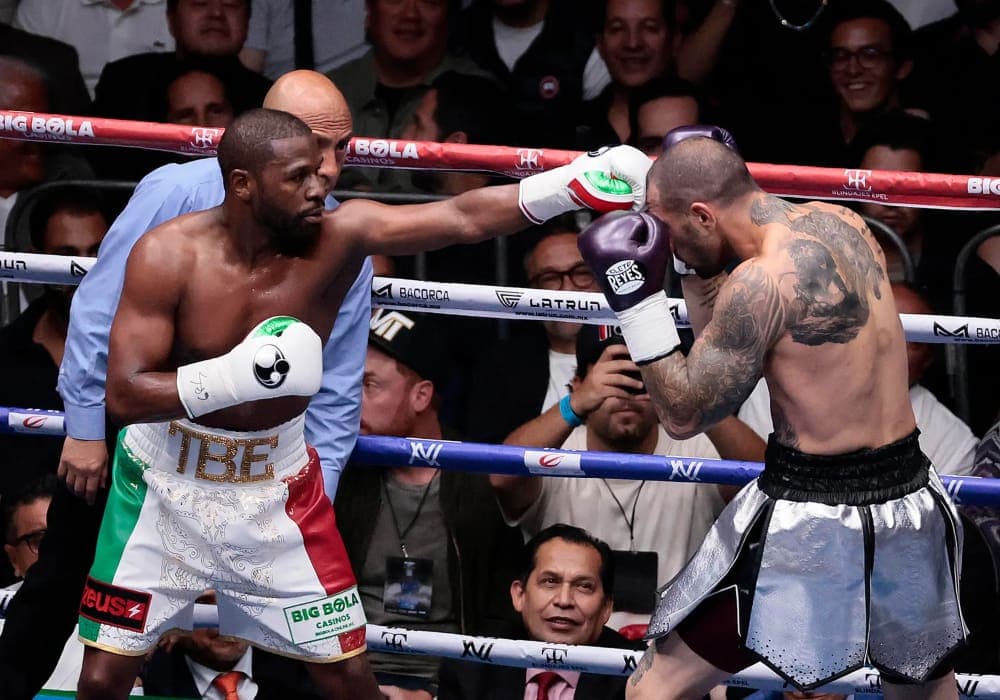 Video: Fanáticos abuchean a Floyd Mayweather y a John Gotti III tras su pelea en la Arena CDMX