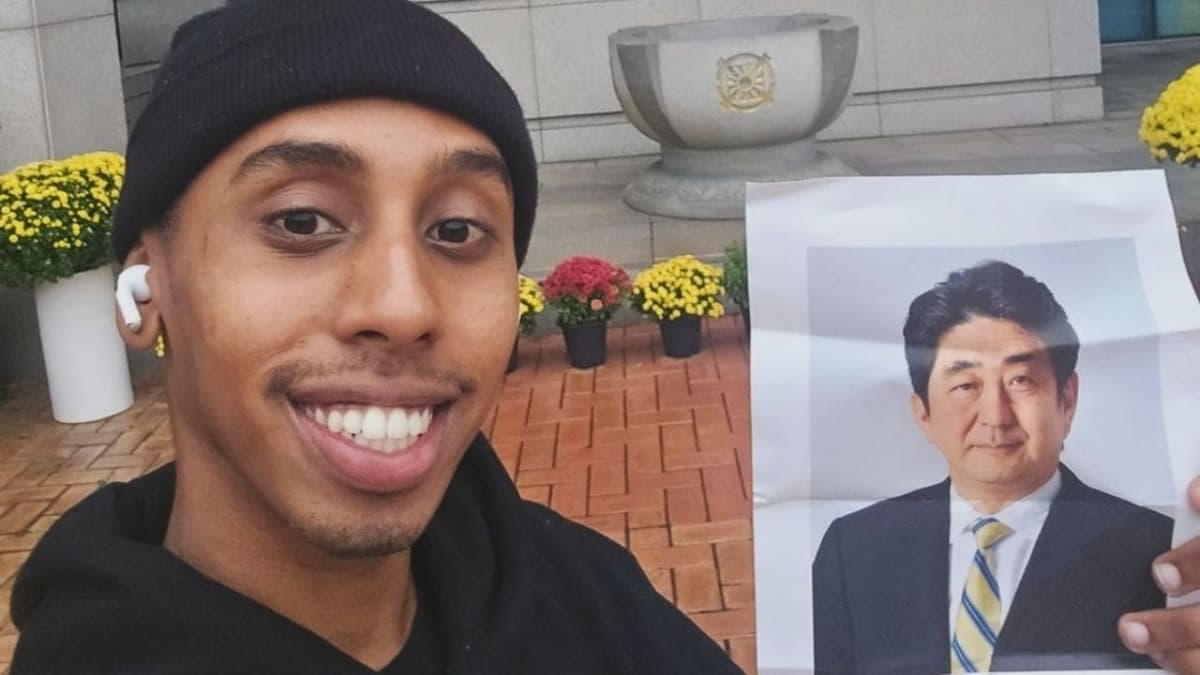 Influencer podría pasar 10 años en prisión por besar una estatua en Corea del Sur