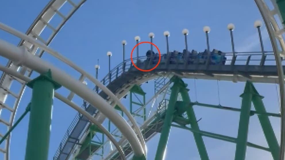 Video: Sujeto salta de una montaña rusa a mitad del recorrido tras una falla de seguridad