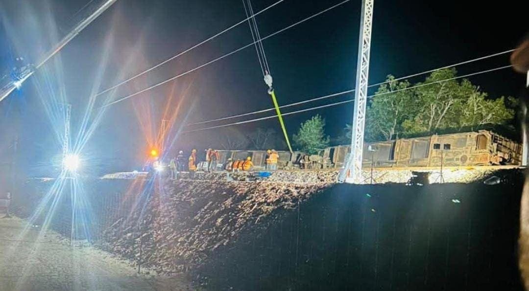 Se descarrila vagón cargado de balasto cerca de estación del Tren Maya en sur de Q. Roo