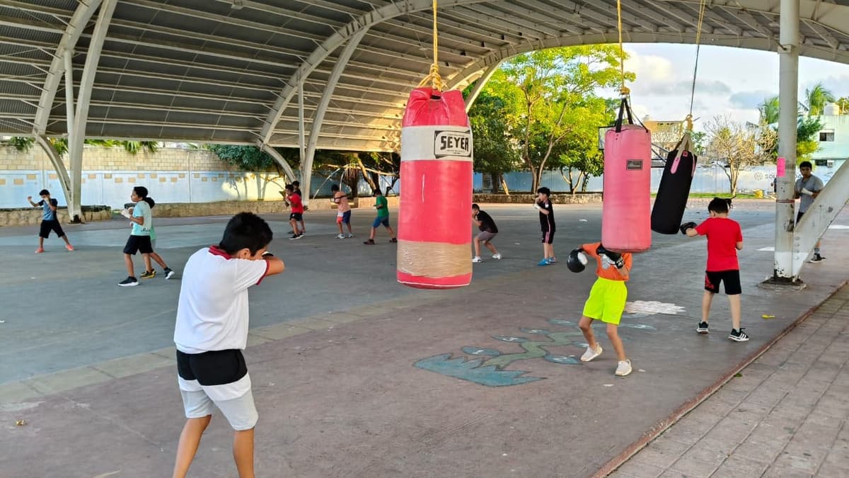 En Playa del Carmen, apoyan a niños que entrenan box