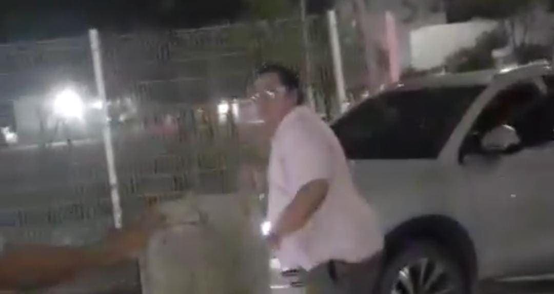Video: Doctor del Hospital General de Cancún agrede con una cadena a una guardia de seguridad