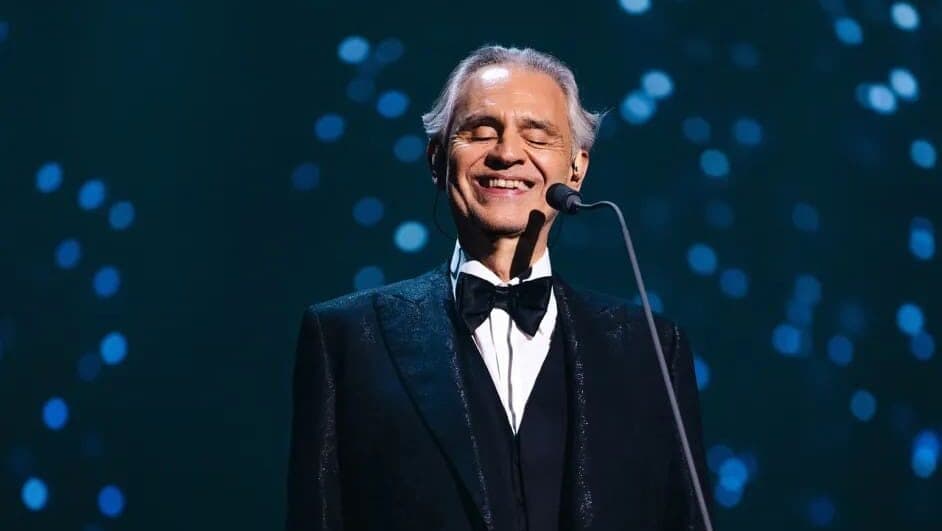 Video: Andrea Bocelli aparece de sorpresa en una misa cantando el "Ave María" en Italia
