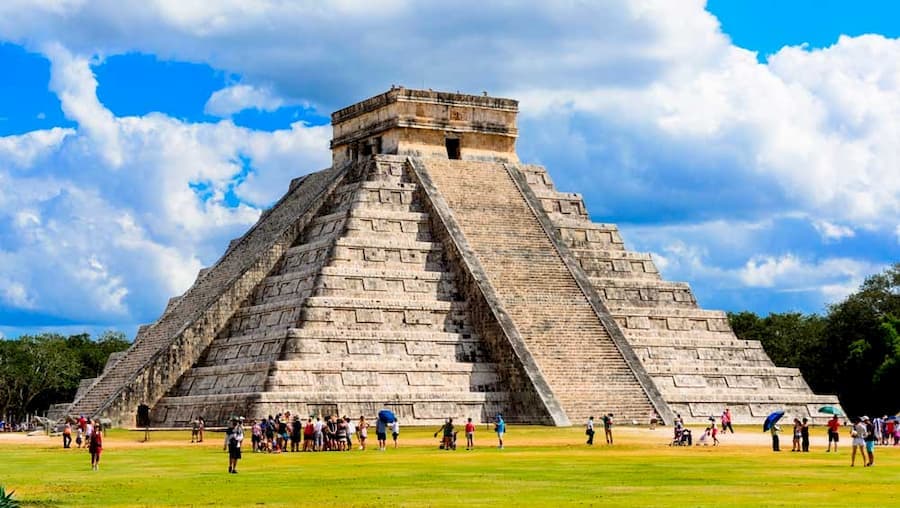 Video: Detienen a turista extranjero por subir a la pirámide de Kukulcán en Chichén Itzá