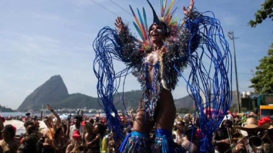 Policías con máscaras de "La Casa de Papel" detienen a ladrones de celulares en el Carnaval de Río de Janeiro