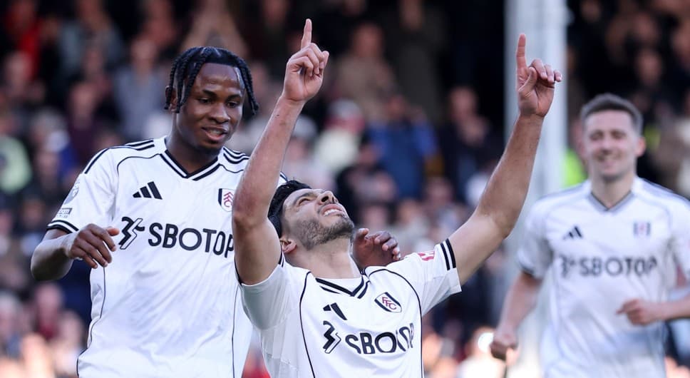 Video: Mexicano Raúl Jiménez anota penal en triunfo del Fulham; dedica gol a su padre recientemente fallecido